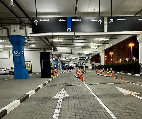 وداعاً للتذاكر والحواجز: مواقف ذكية بالكامل في دبي وأبوظبي 