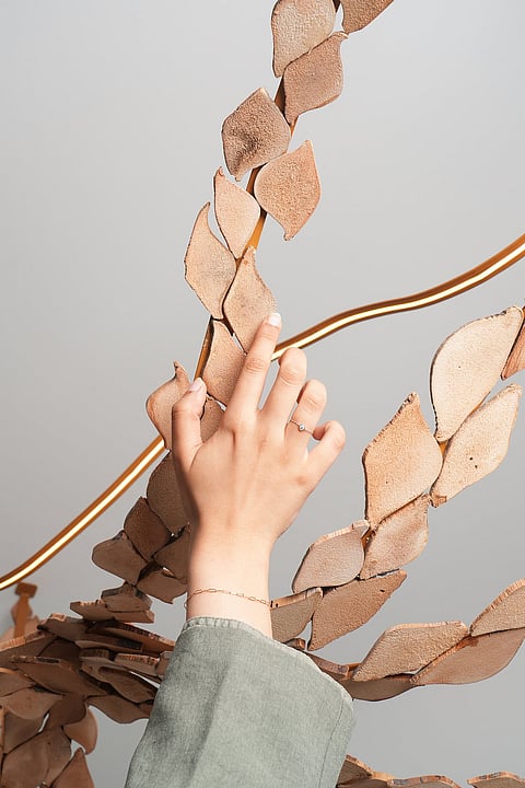 مصممون في دبي يحولون نفايات الأقمشة والخردة الذهبية إلى إبداعات مستدامة تنبض بالهوية﻿