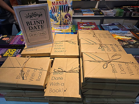 مفهوم 'الموعد الأعمى مع كتاب' في جناح دار النشر ليتل بوفين. الصورة: هند الده