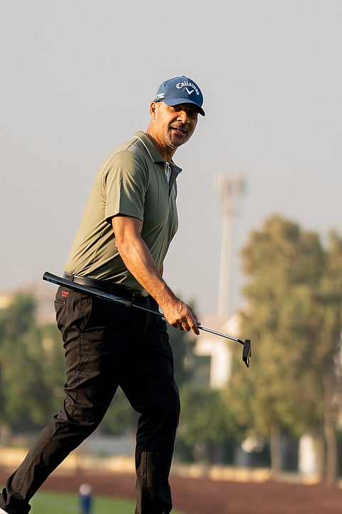 أسطورة إيه سي ميلان رود خوليت على ملعب الأرض في دبي.