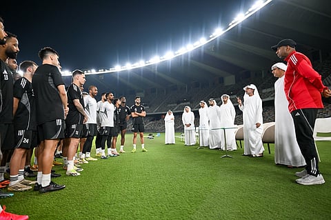 "حمدان بن مبارك" يدعم تدريبات المنتخب الوطني قبل مواجهة العراق