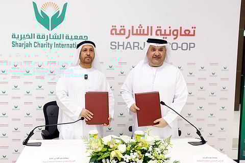 ماجد الجنيد وعبدالله سلطان بن خادم خلال توقيع الاتفاقية