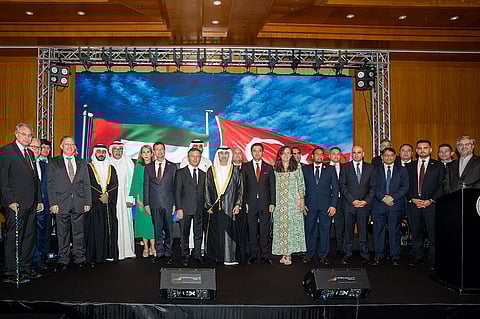 الدكتور أحمد بالهول الفلاسي، لطفي الله جوكتاش، أونور سايلان، دبلوماسيون وضيوف في الاحتفال بمناسبة اليوم الوطني الـ102 لجمهورية تركيا في دبي. 