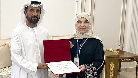 الشيخ مسلَّم بن حم العامري، رئيس مجلس إدارة مجموعة بن حم القابضة يكرم الأستاذة فاطمة