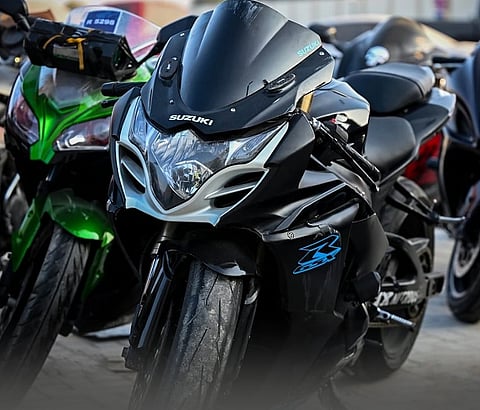  98 مركبة ودراجة نارية في قبضة شرطة الشارقة بسبب الضوضاء والقيادة المتهورة