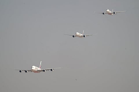 طائرة إيرباص A380 من طيران الإمارات، وبوينغ 777، وإيرباص A350 تقوم بعرض جوي في مطار آل مكتوم الدولي خلال معرض دبي للطيران 2025