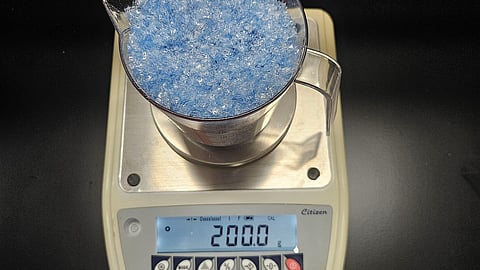 4 طلاب من دبي  يحولون البلاستيك إلى وقود للابتكار