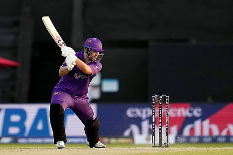 ريلي روسو من عجمان تايتنز يلعب ضربة.