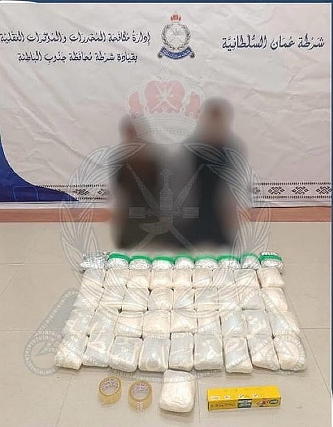 ضبط آسيويين في عُمان لحيازتهما الميثامفيتامين بنية البيع