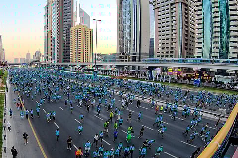 أصغرهم بعمر 4 أشهر: 307 آلاف مشارك في "دبي للجري 2025"