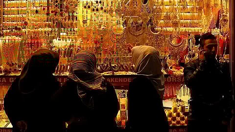 الذهب يتراجع في دبي مع افتتاح الأسواق متأثراً بضعف توقعات خفض الفائدة