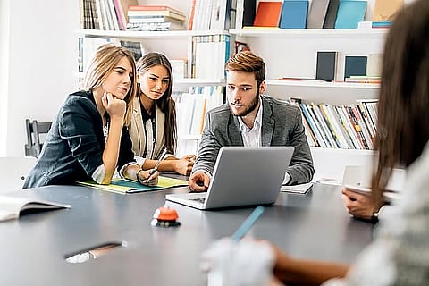 "خليج تايمز بلس 150": الشركات الناشئة تنهار بمطاردة الضجة الإعلامية 