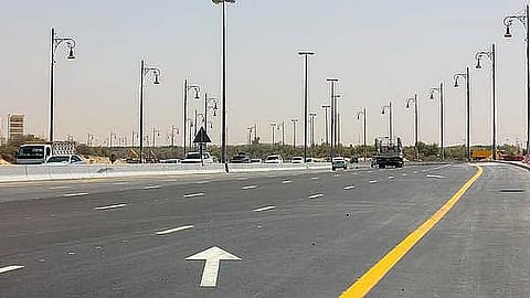 مشروعا طرق بالشارقة لتحسين انسيابية الحركة المرورية 