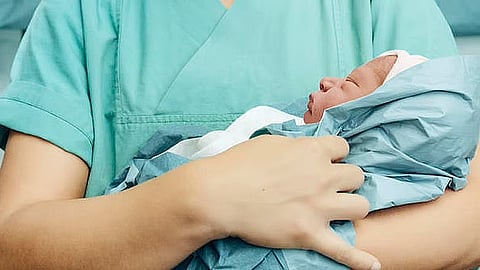 القبالة مهنة ورسالة: الإمارات ترحب بأولى خريجاتها لدعم الأم والطفل