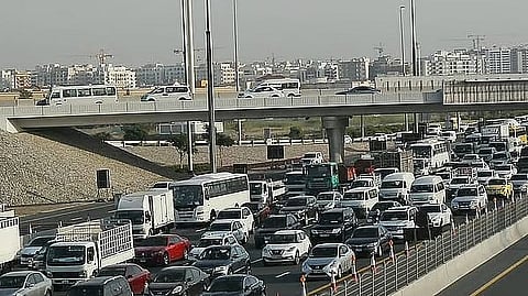 ازدحام مروري على طريق دبي-العين