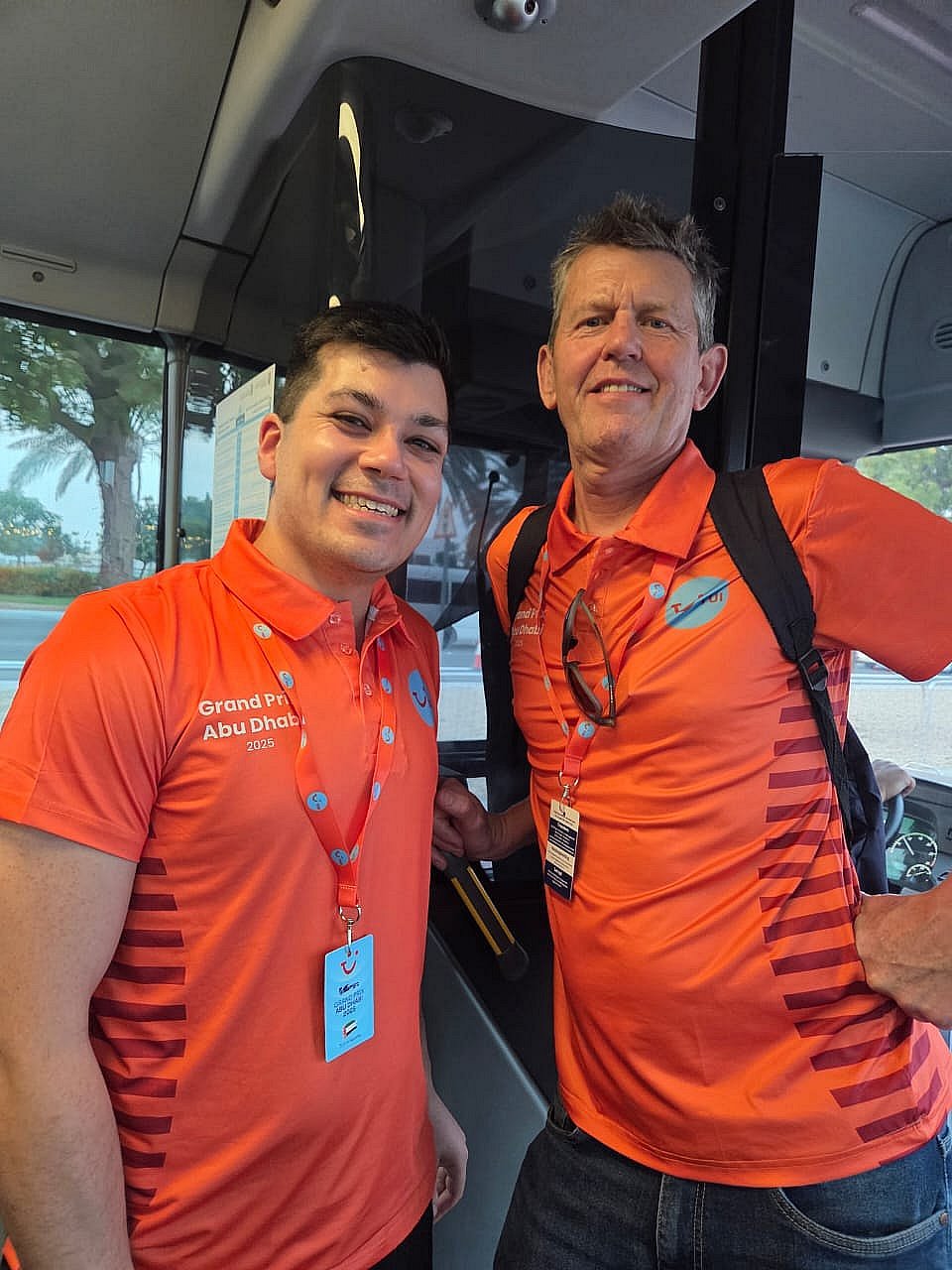 أبوظبي: هولندي وابنه يقطعان المسافات لدعم ”فيرستابن” في ”سباق لا يُنسى”