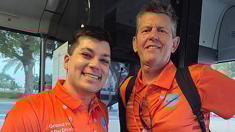 جوني ووالده هارولد يصلان إلى جائزة أبوظبي الكبرى. 