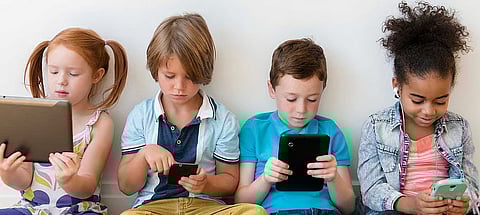 آباء الإمارات يفضلون الإشراف والتوعية على حظر وسائل التواصل