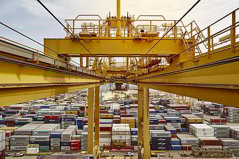 حاويات في ميناء جبل علي. يُظهر الاستطلاع أن 68 في المائة من الشركات الإماراتية أبلغت عن تأثيرات إيجابية على الإيرادات من السياسات التجارية والجمركية خلال الأشهر الستة الماضية.