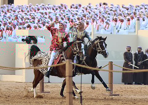 بطلات المسيرة: فارسات إماراتيات نلن "فخر" رئيس الدولة