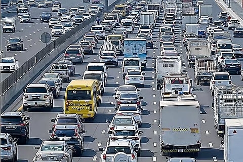 شرطة دبي تحذر من حادث على طريق رأس الخور