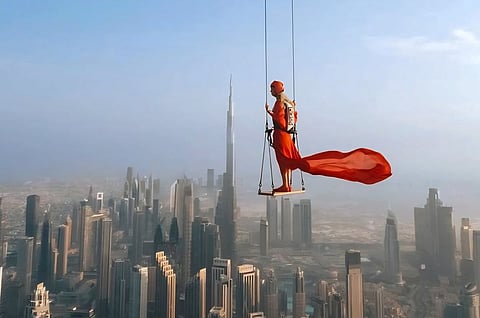 1000 قدم فوق دبي..بلجيكية تحتفي بحب المدينة بتحدى الجاذبية على أرجوحة