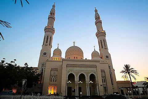 التبكير قبل التغيير.. مصلّون في الإمارات يسبقون الساعة استعداداً لموعد"الجمعة" الجديد