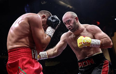 مراد غاسيف (يمين) أظهر قوته وسيطرته، محققًا لقب الوزن الثقيل 'العادي' في WBA بضربة قاضية في الجولة السادسة ضد البلغاري كوبرا بلييف في دبي. – صورة IBA