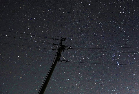 شهاب يمر عبر السماء الشمالية خلال ذروة زخة شهب الجوزاء بالقرب من سكوبي، مقدونيا الشمالية، 13 ديسمبر 2025