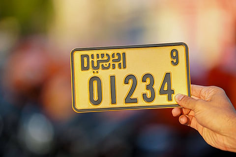  لوحات أمامية لدراجات التوصيل في دبي "ذهبية برمز 9"