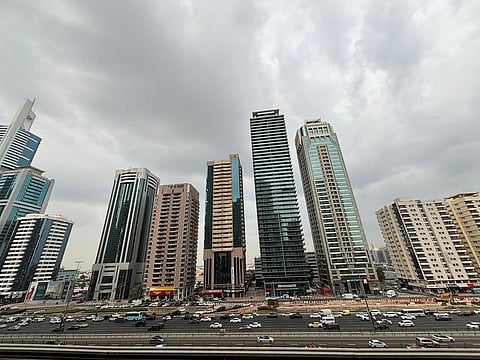 تحذيرات السلامة في الإمارات: "اخرج عند الضرورة القصوى" 