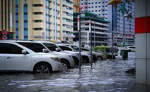 "تداعيات المطر".. ورش السيارات في الإمارات تشهد ازدحاماً كبيراً