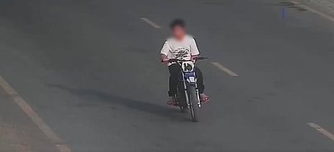 طفل يركب دراجة في عجمان