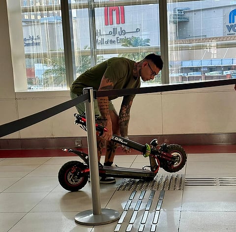 يجب طي السكوترات الكهربائية في مترو دبي. صورة KT: أنجل تيسوريرو