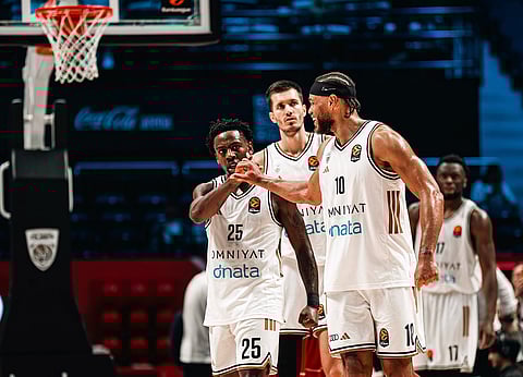 لاعبو كرة السلة في دبي يحتفلون بعد فوزهم على إي إيه 7 إمبريو أرماني ميلان 99:92 في كوكا كولا أرينا في دبي يوم الثلاثاء.