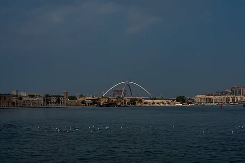 طقس غائم فوق دبي حيث يتوقع المركز الوطني للأرصاد الجوية احتمال هطول أمطار عبر أجزاء من الإمارة من 25 إلى 29 ديسمبر. منظر من خور دبي في منتصف النهار في 25 ديسمبر 2025. 