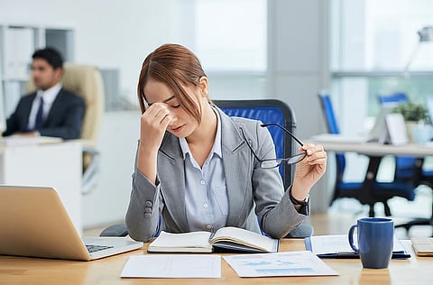 الإمارات: "عناق الوظيفة".. استراتيجية البقاء الذكي في سوق عمل متقلب