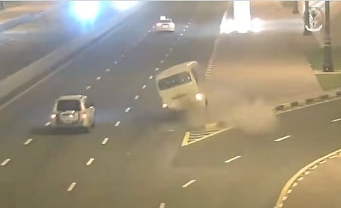 حادث شاحنة "صادم" في الشارقة بسبب تشتت الانتباه