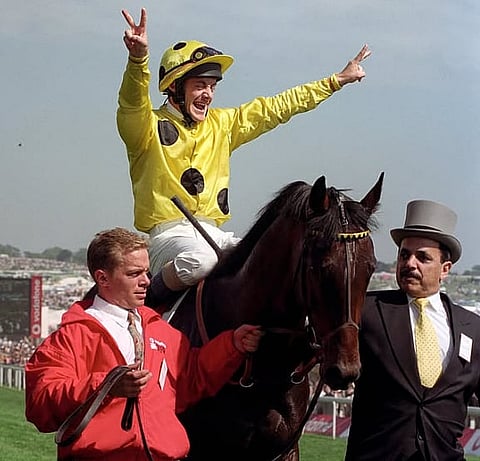 يقود الشيخ محمد عبيد في هاي-رايز، الفائز بديربي إبسوم 1998 في مضمار إبسوم، بينما يحتفل الفارس الفرنسي أوليفييه بيسلييه. صورة إنستغرام