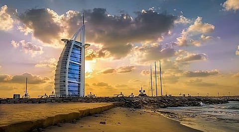 طقس غائم جزئياً وفرصة لتشكل الضباب في أول أيام العام الجديد بالإمارات