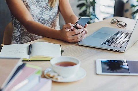 تجنباً للاختناقات.. شركات إماراتية تتيح العمل المنزلي ومغادرة مبكرة للموظفين