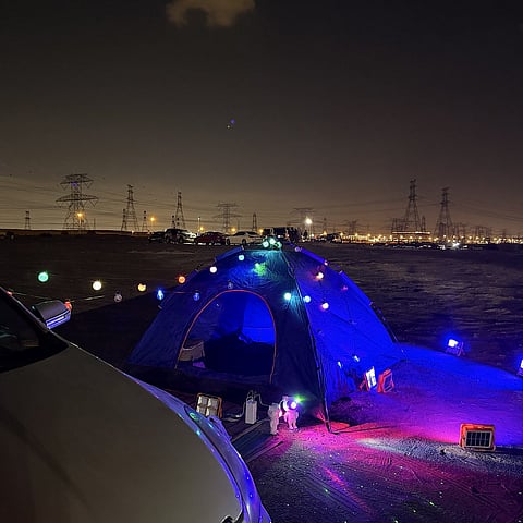 "وداعاً لزحام المدينة"..عشاق البر يستقبلون 2026 تحتَ سماء الصحراء