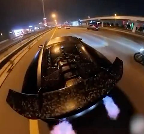 10 آلاف درهم وحجز مركبة بسبب "نيران العادم" في دبي