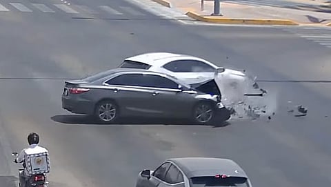 أبوظبي: حوادث سيارات بسبب القيادة المشتتة وغرامتها 1000 درهم