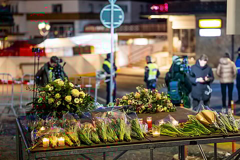 تُظهر هذه الصورة الزهور والشموع الموضوعة بالقرب من الموقع الذي اجتاح فيه الحريق حانة مزدحمة خلال احتفالات ليلة رأس السنة في منتجع التزلج الألبي. 