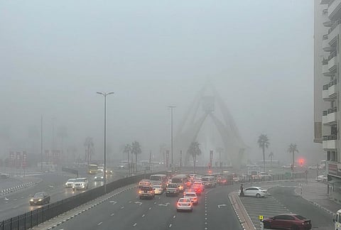 ضباب يغطي مناطق بالإمارات اليوم  حتى الـ 10 صباحاً