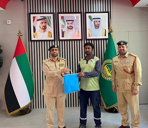 شرطة حتا تكرم عامل بلدية دبي أعاد حقيبة سائح 