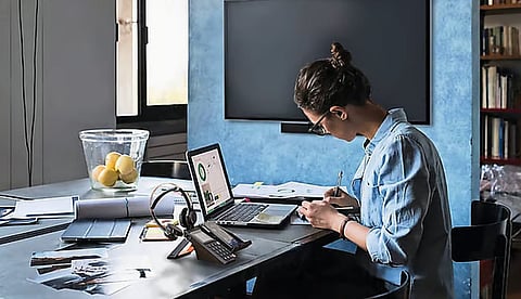 العمل عن بعد في الإمارات: حقوق أصحاب العمل والموظفين