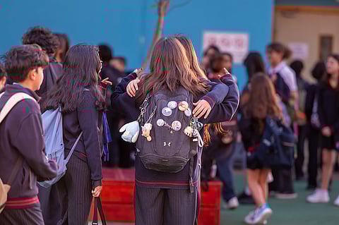 طلاب مدرسة جيمس فاوندرز، البرشاء، يعودون إلى الحرم الجامعي في اليوم الأول بعد عطلة الشتاء في 5 يناير 2026