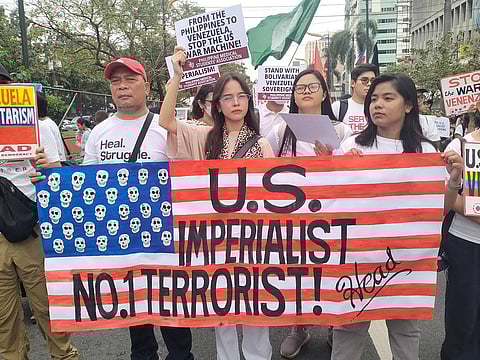تجمع أمام السفارة الأمريكية في مانيلا يدين الهجوم على فنزويلا